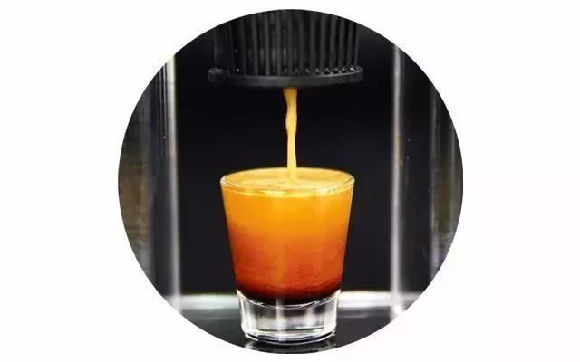 咖啡机竟然只有手机大小?轻轻一压就是一杯纯正咖啡