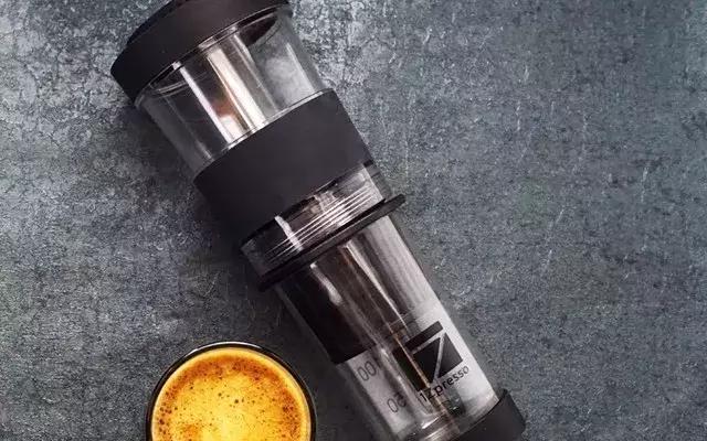 咖啡机竟然只有手机大小?轻轻一压就是一杯纯正咖啡