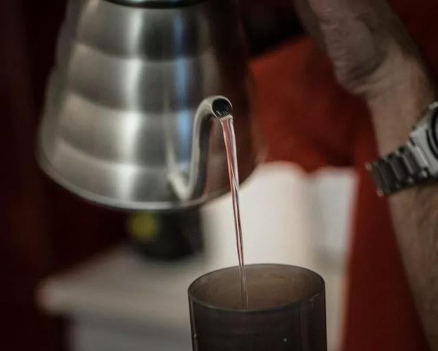 最合适冲咖啡的水是怎样的？手冲和意式用的水一样吗？