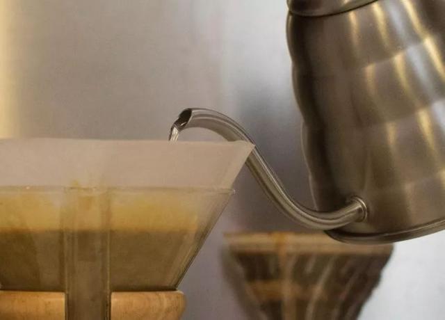 最合适冲咖啡的水是怎样的？手冲和意式用的水一样吗？