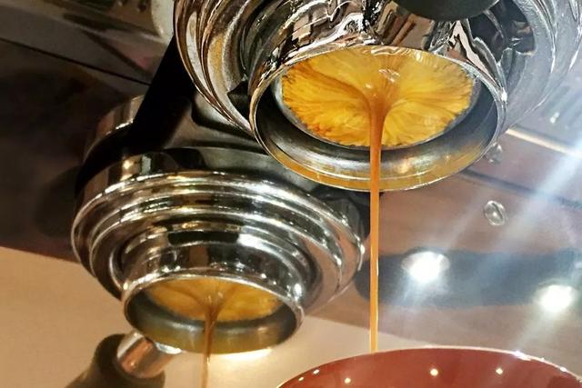 手冲咖啡与意式咖啡的差异!意式咖啡豆也可以手冲吗?