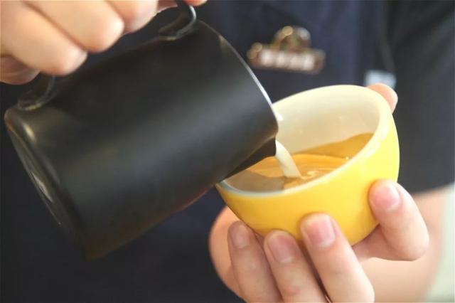 拿铁咖啡|热拿铁和冰拿铁的做法,在家就能学会!