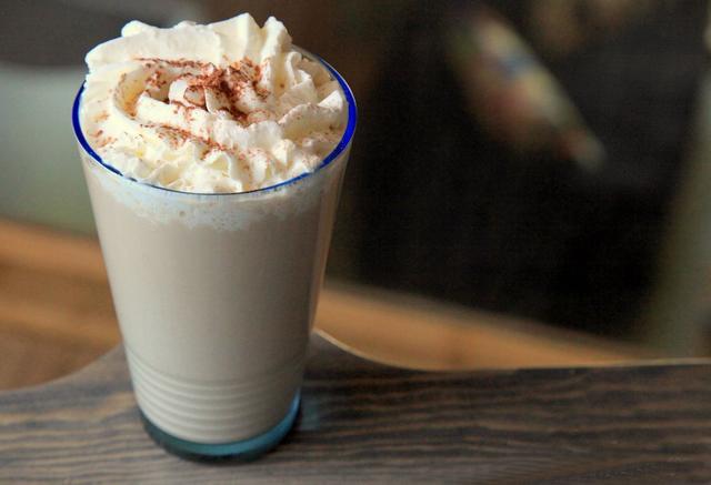 摩卡咖啡也有黑白之分，你更喜欢哪一款？