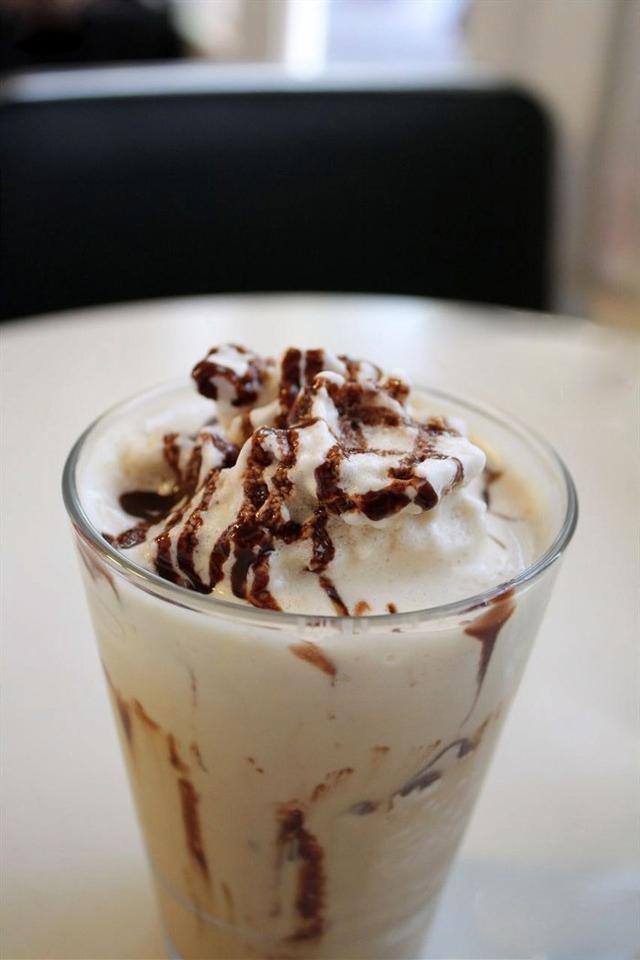 摩卡咖啡也有黑白之分，你更喜欢哪一款？