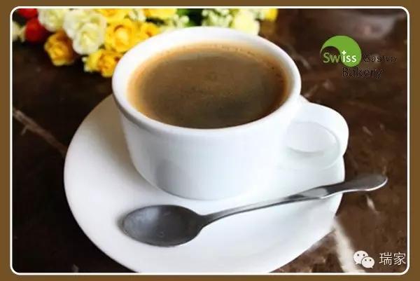 最经典优雅的「蒂凡尼的早餐」——牛角面包与美式咖啡