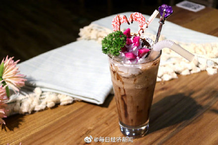 咖啡因的含量:1杯奶茶=3.5杯美式咖啡=7罐红牛! 咖啡因的含量:1杯奶茶=3.5杯美式咖啡=7罐红牛!
-
今日头条
-手机光明网