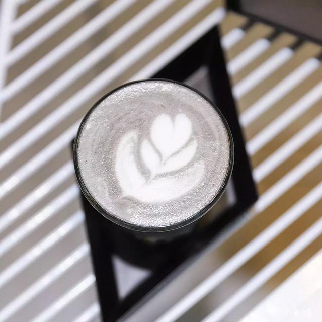 会变色的美式咖啡!我们把这间店里咖啡师自己的隐藏菜单扒出来了