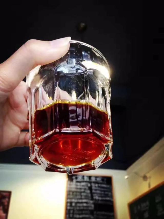 冰美式咖啡,去冰!「No ice ……去冰剩半杯喔!」