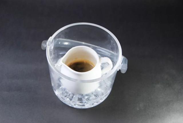 冰美式咖啡,去冰!「No ice ……去冰剩半杯喔!」