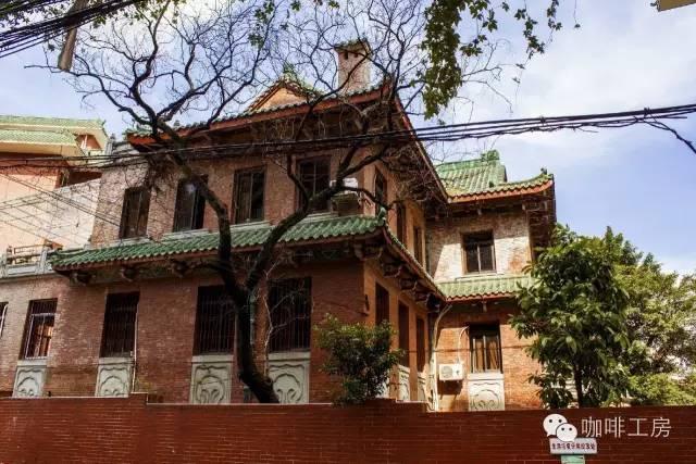 这咖啡馆没有点心,只有四张桌子,单凭一套手冲工具,足足营业了5年