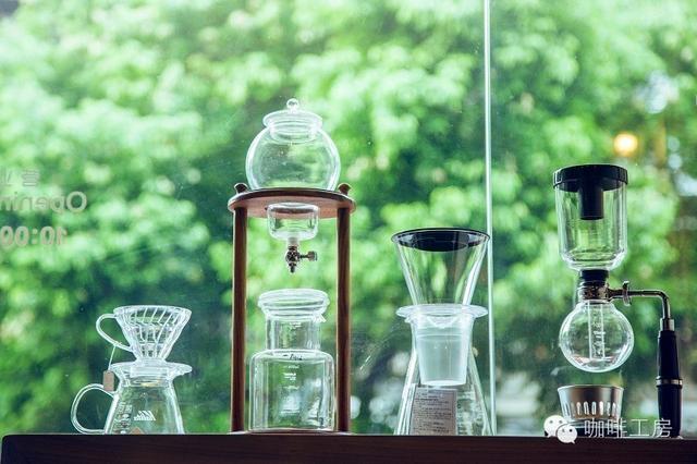 这咖啡馆没有点心,只有四张桌子,单凭一套手冲工具,足足营业了5年