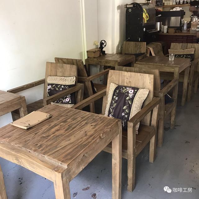 这咖啡馆没有点心,只有四张桌子,单凭一套手冲工具,足足营业了5年
