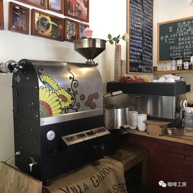 这咖啡馆没有点心,只有四张桌子,单凭一套手冲工具,足足营业了5年