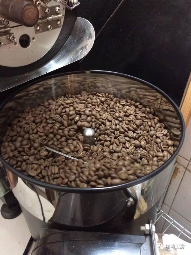 这咖啡馆没有点心,只有四张桌子,单凭一套手冲工具,足足营业了5年