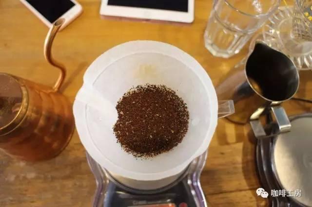 这咖啡馆没有点心,只有四张桌子,单凭一套手冲工具,足足营业了5年
