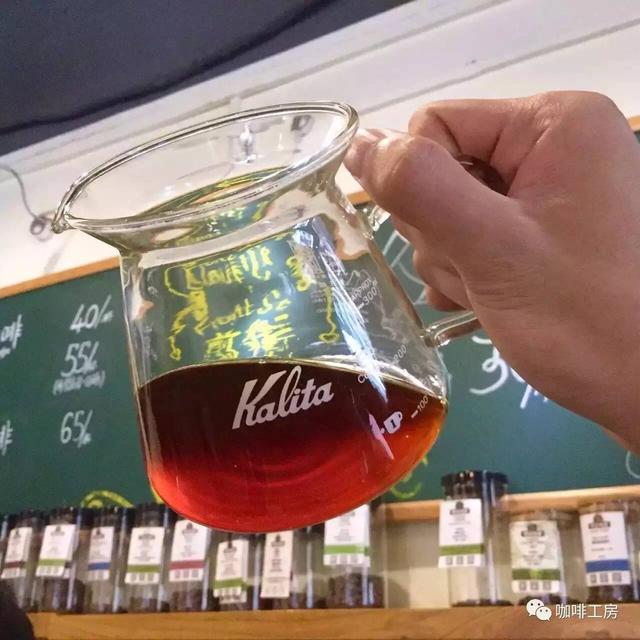 这咖啡馆没有点心,只有四张桌子,单凭一套手冲工具,足足营业了5年