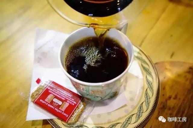 这咖啡馆没有点心,只有四张桌子,单凭一套手冲工具,足足营业了5年