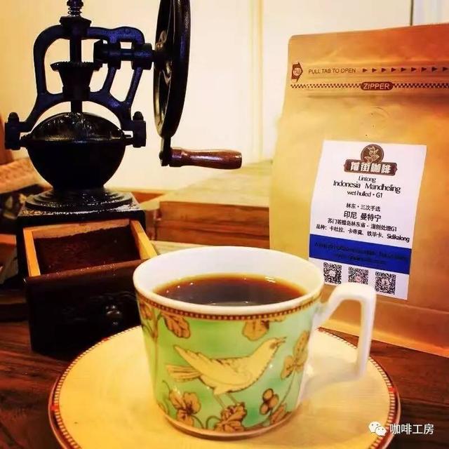 这咖啡馆没有点心,只有四张桌子,单凭一套手冲工具,足足营业了5年