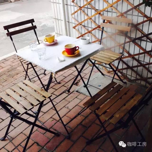 这咖啡馆没有点心,只有四张桌子,单凭一套手冲工具,足足营业了5年