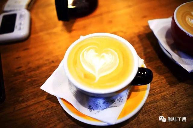 这咖啡馆没有点心,只有四张桌子,单凭一套手冲工具,足足营业了5年