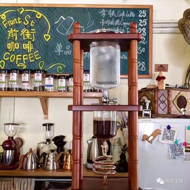 这咖啡馆没有点心,只有四张桌子,单凭一套手冲工具,足足营业了5年