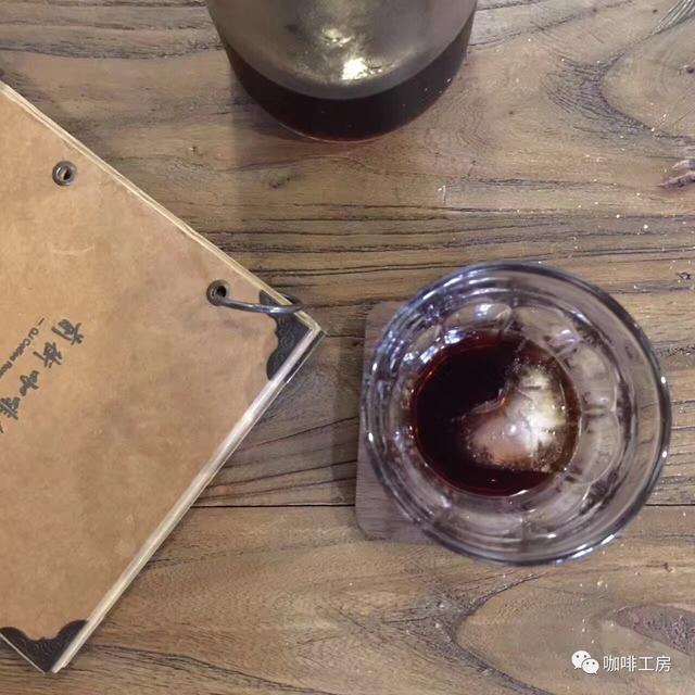 这咖啡馆没有点心,只有四张桌子,单凭一套手冲工具,足足营业了5年