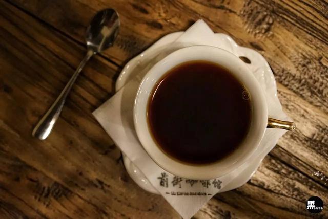 这咖啡馆没有点心,只有四张桌子,单凭一套手冲工具,足足营业了5年