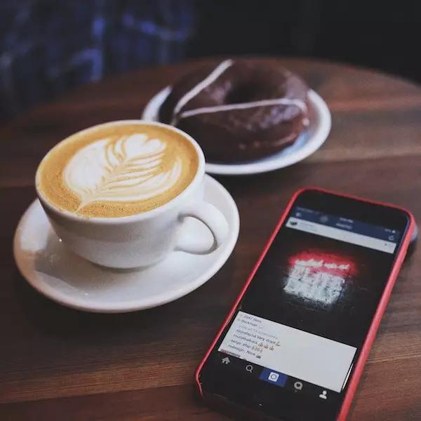 去纽约，和女神品10杯令人赞叹不已的拿铁咖啡