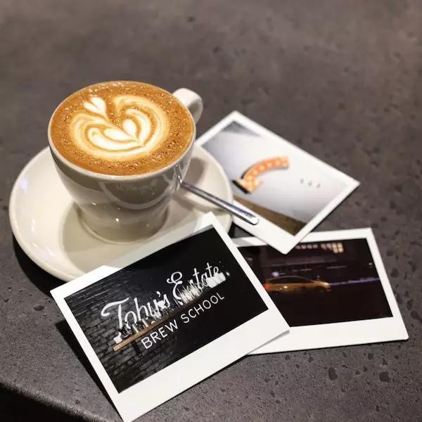 去纽约，和女神品10杯令人赞叹不已的拿铁咖啡