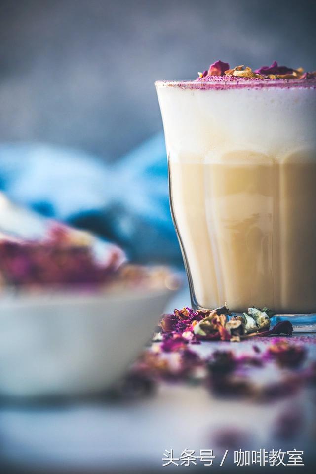 2款适合咖啡馆的热饮:S'mores拿铁咖啡和手工玫瑰红茶拿铁