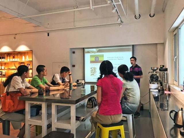 这次教你点厉害的！专业咖啡师也未必会，周末带你学意式咖啡拉花