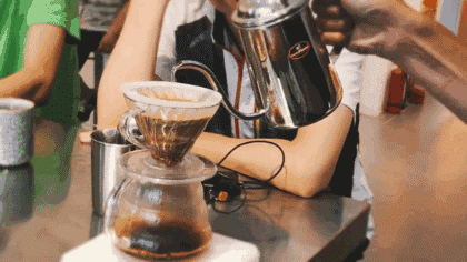 这次教你点厉害的！专业咖啡师也未必会，周末带你学意式咖啡拉花