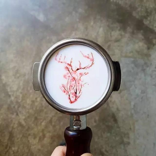 咖啡拉花竟可以美成这样!我以前喝的都是假拉花……