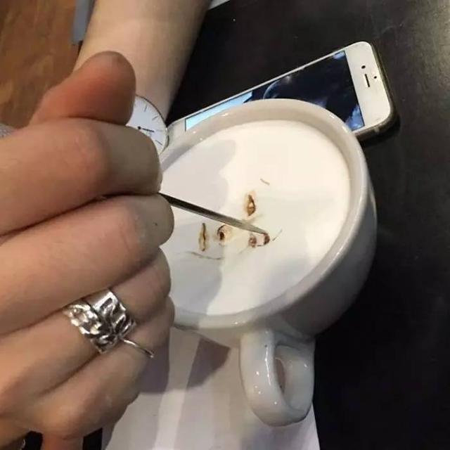 咖啡拉花竟可以美成这样!我以前喝的都是假拉花……