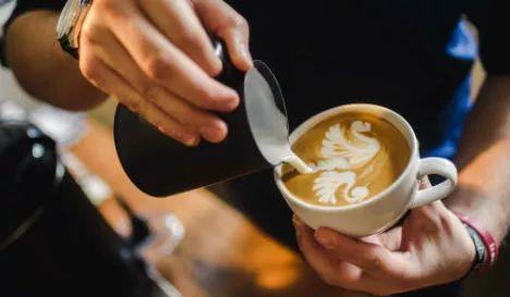 「Latte Art」杯顶上的艺术,咖啡拉花攻略!