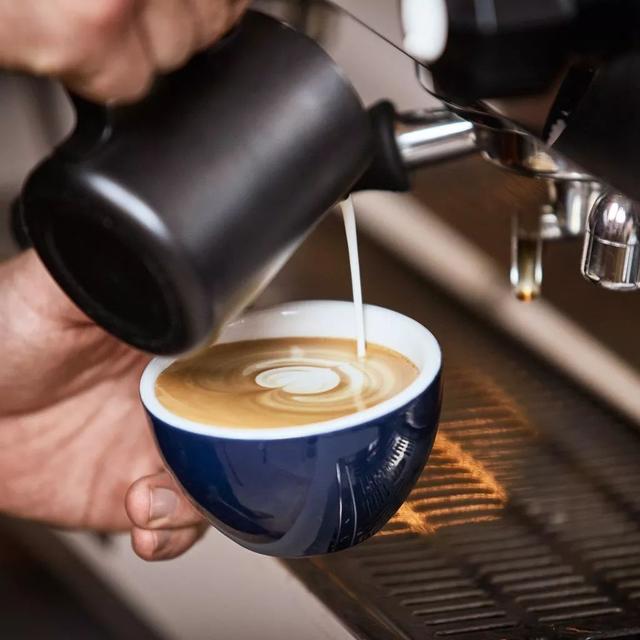 「Latte Art」杯顶上的艺术,咖啡拉花攻略!