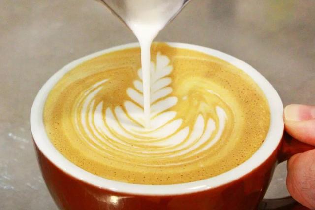 「Latte Art」杯顶上的艺术,咖啡拉花攻略!