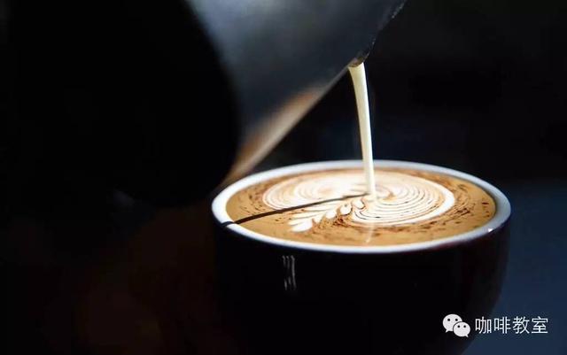 「咖啡拉花艺术」打好奶才能拉好花！