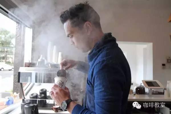 「咖啡拉花艺术」打好奶才能拉好花！