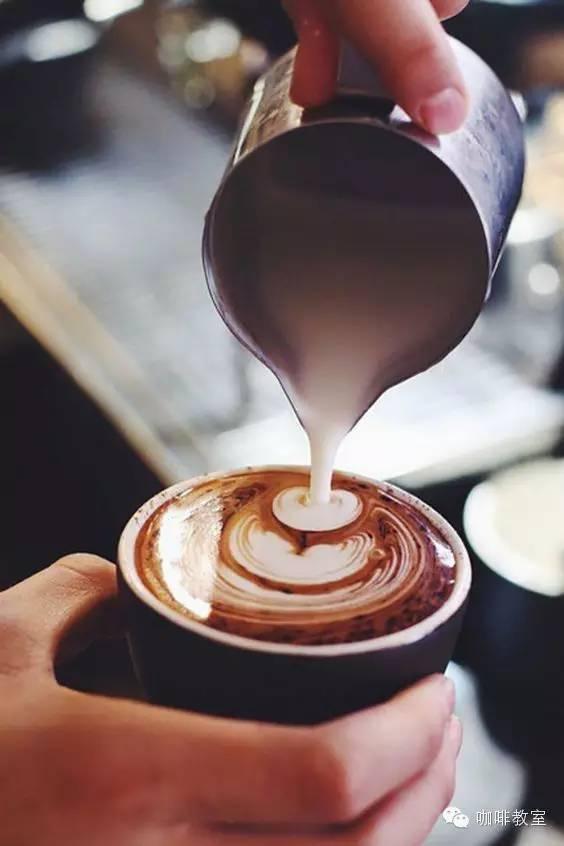 「咖啡拉花艺术」打好奶才能拉好花！