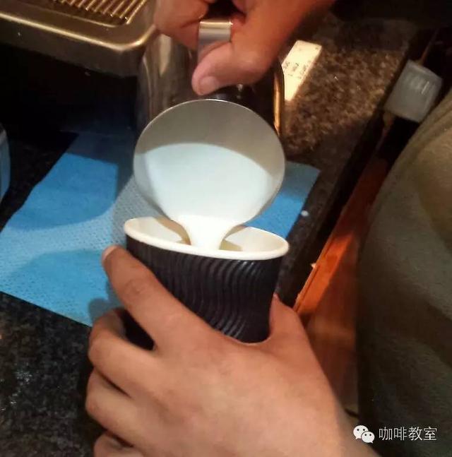 「咖啡拉花艺术」打好奶才能拉好花！