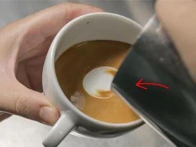 咖啡拉花的时机和原理 | 杯口宽窄、注入高低角度都有影响