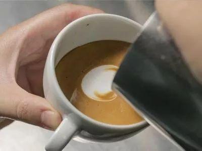 咖啡拉花的时机和原理 | 杯口宽窄、注入高低角度都有影响