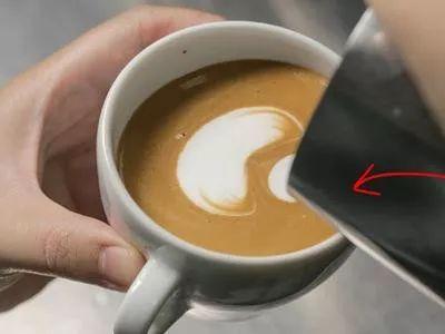 咖啡拉花的时机和原理 | 杯口宽窄、注入高低角度都有影响