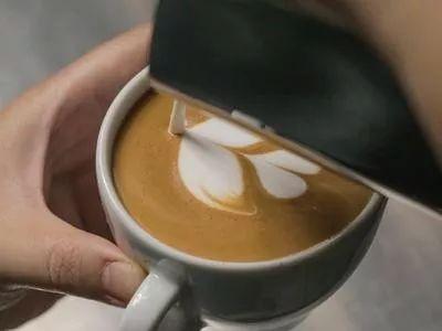咖啡拉花的时机和原理 | 杯口宽窄、注入高低角度都有影响