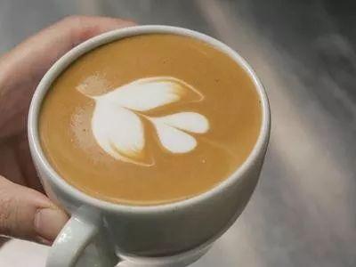 咖啡拉花的时机和原理 | 杯口宽窄、注入高低角度都有影响