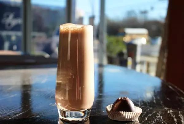 十种调制不难、口味独特的咖啡鸡尾酒送给周末。