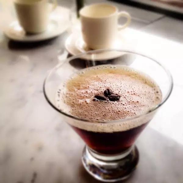 十种调制不难、口味独特的咖啡鸡尾酒送给周末。