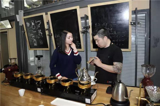 传说中的 “棕围裙”原来是这样调制咖啡的