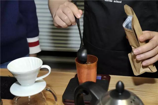 传说中的 “棕围裙”原来是这样调制咖啡的